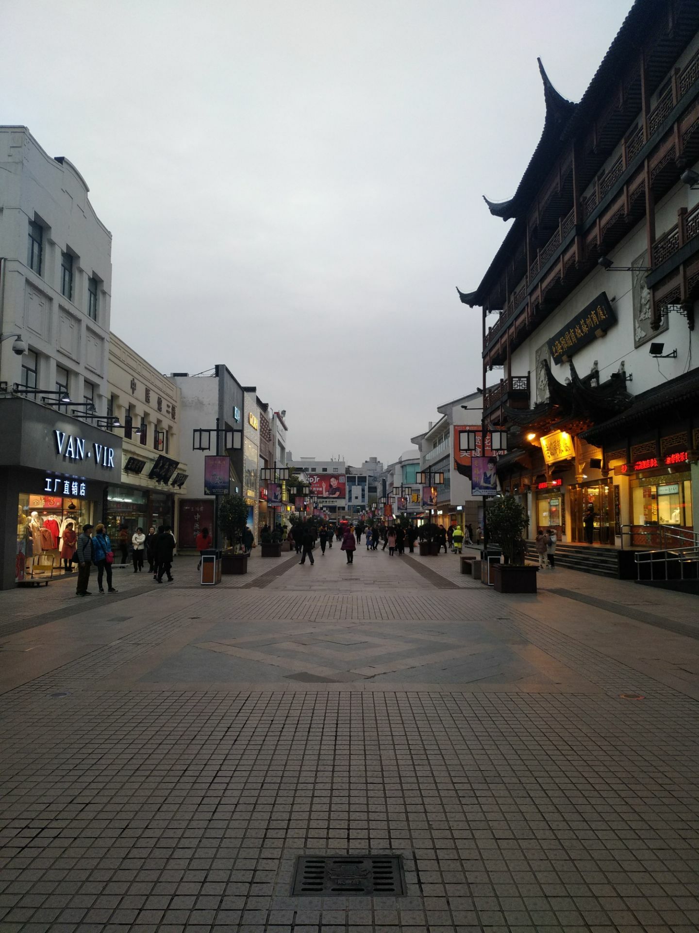 【携程攻略】苏州观前街景点,观前街——苏州古城一条”古“街，苏州市中心的商业街；商铺有点像上…