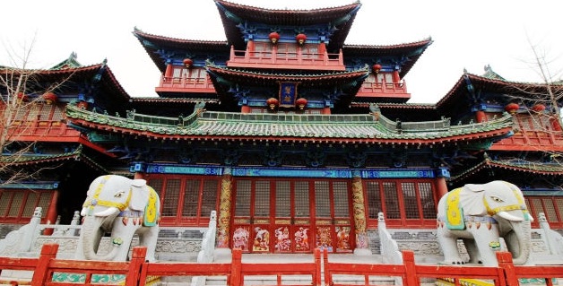 樊楼位于宋都御街北端,位于宋都御街北端,又名矾楼,是1988年重建的一