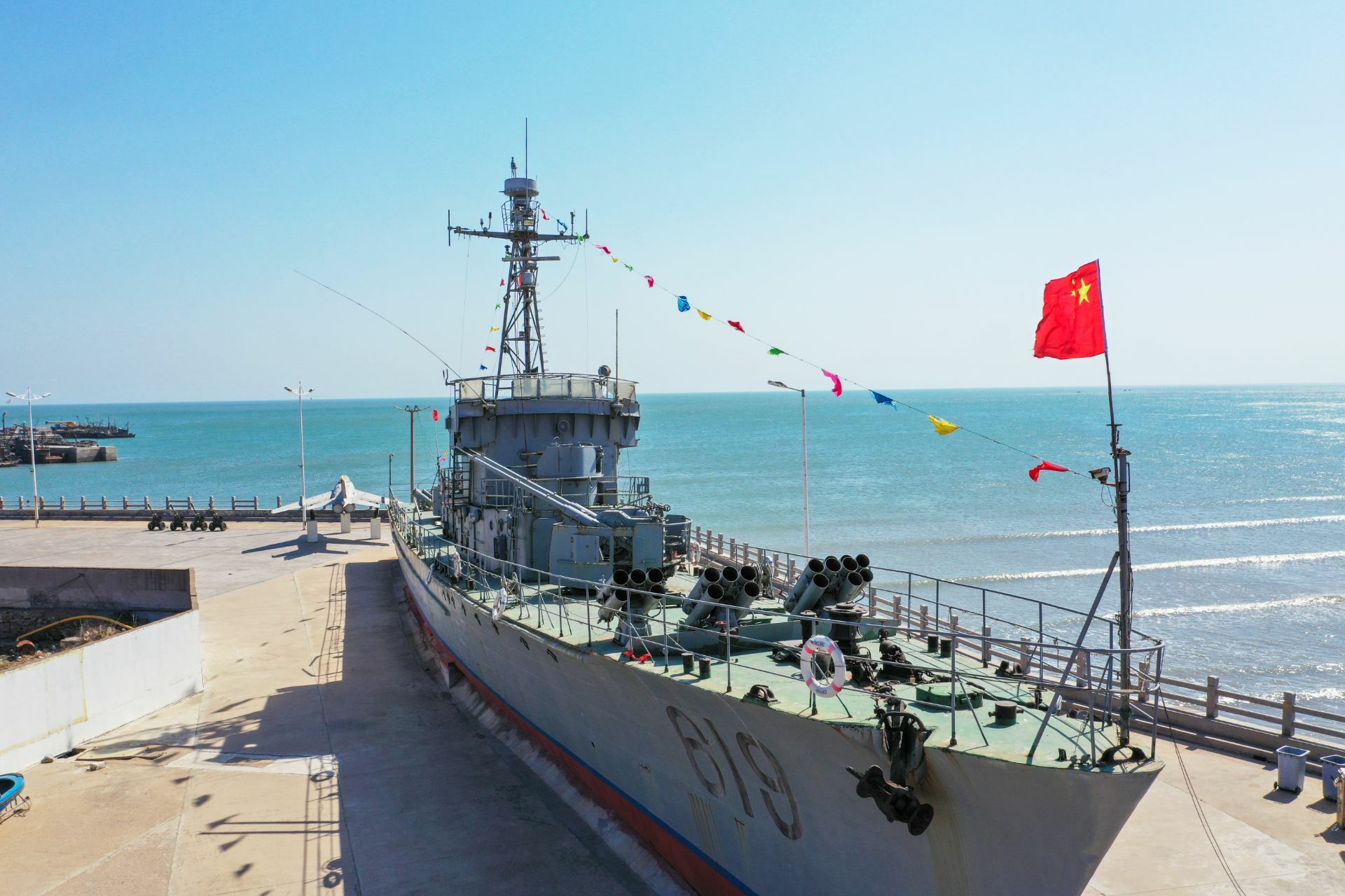 是一个很不错的地方,里面有一艘非常大的退役军舰,619猎潜艇,曾经走过