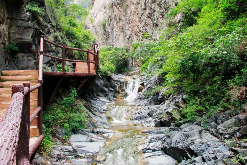 神潭大峽谷位於永濟市東南方中條山水峪口古村群山環抱氣候冬冷夏涼