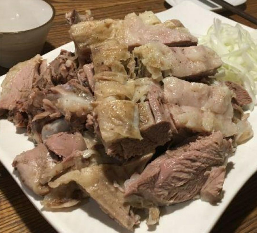 是乌鲁木齐非常非常有名的羊羔肉店了,羊羔肉非常推荐,肉很嫩,味道