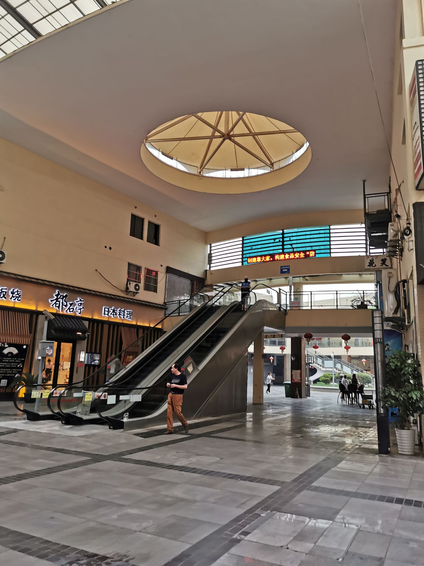 新地假日广场位于无锡新区行政审批中心这,很大很现代的假日广场,主要