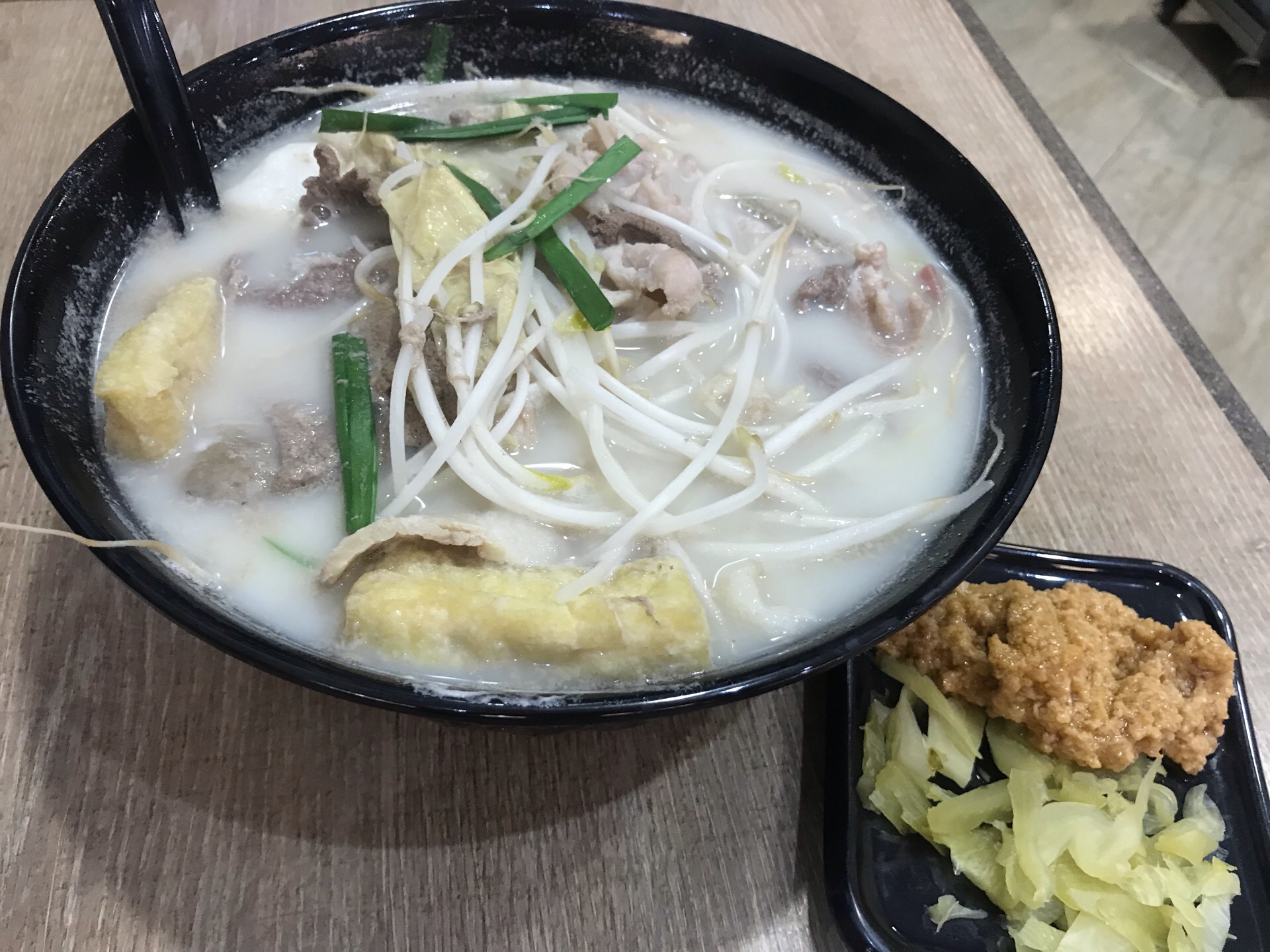 谭仔三哥米线的材料太丰富了选不过来就点个套餐每碗有猪肉牛肉竹笙