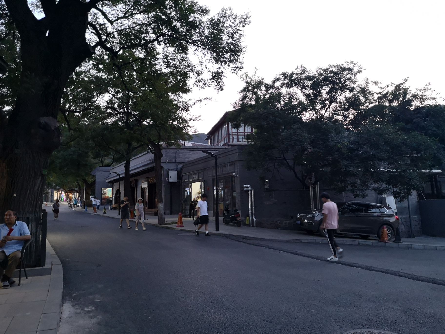【携程攻略】北京香山买卖街购物,香山路买卖街即是香山公园门前的一