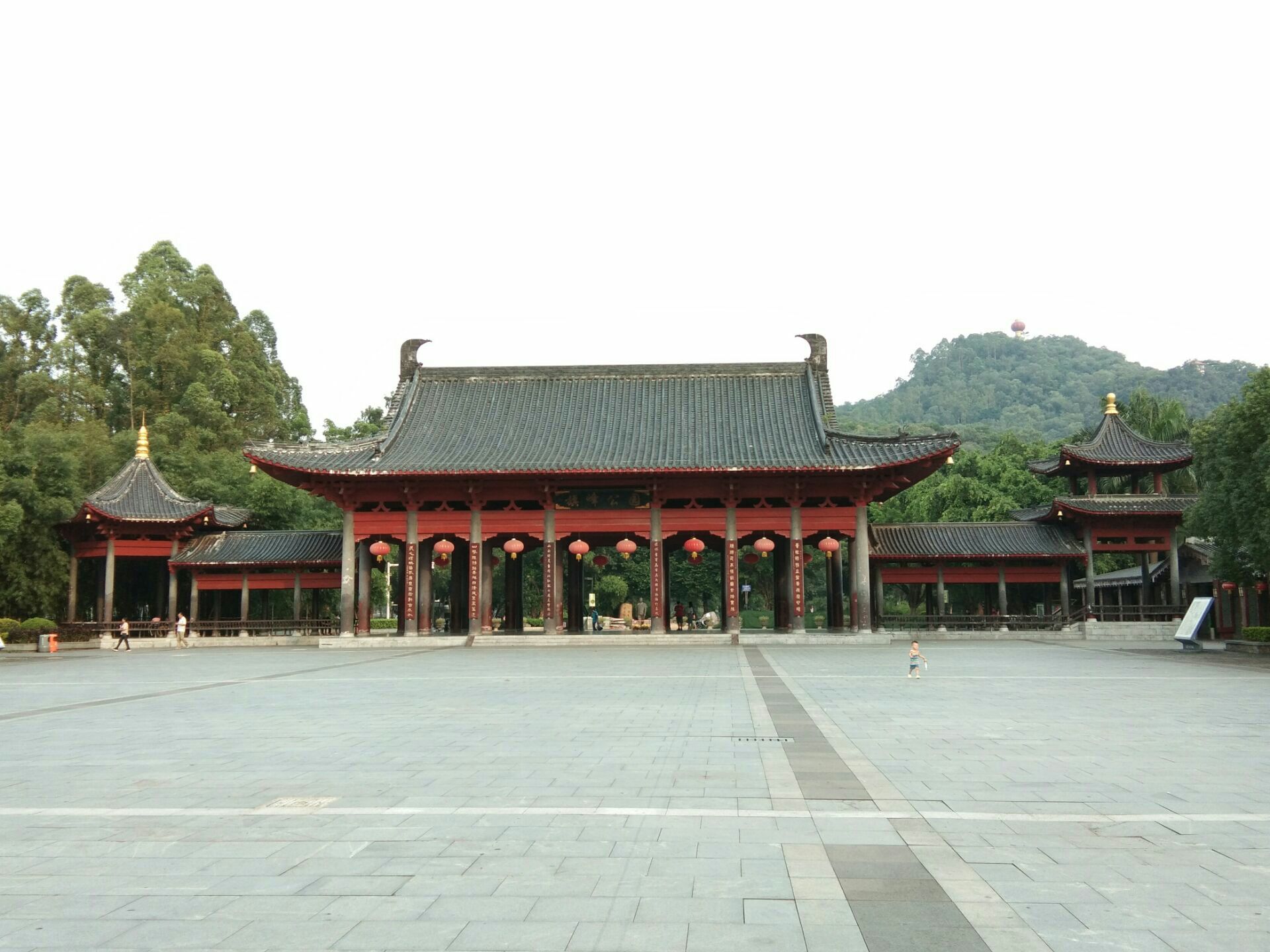 山下的湖景,山頂看城區全景和山下的黃旗觀音古寺,禮佛之香免費贈送