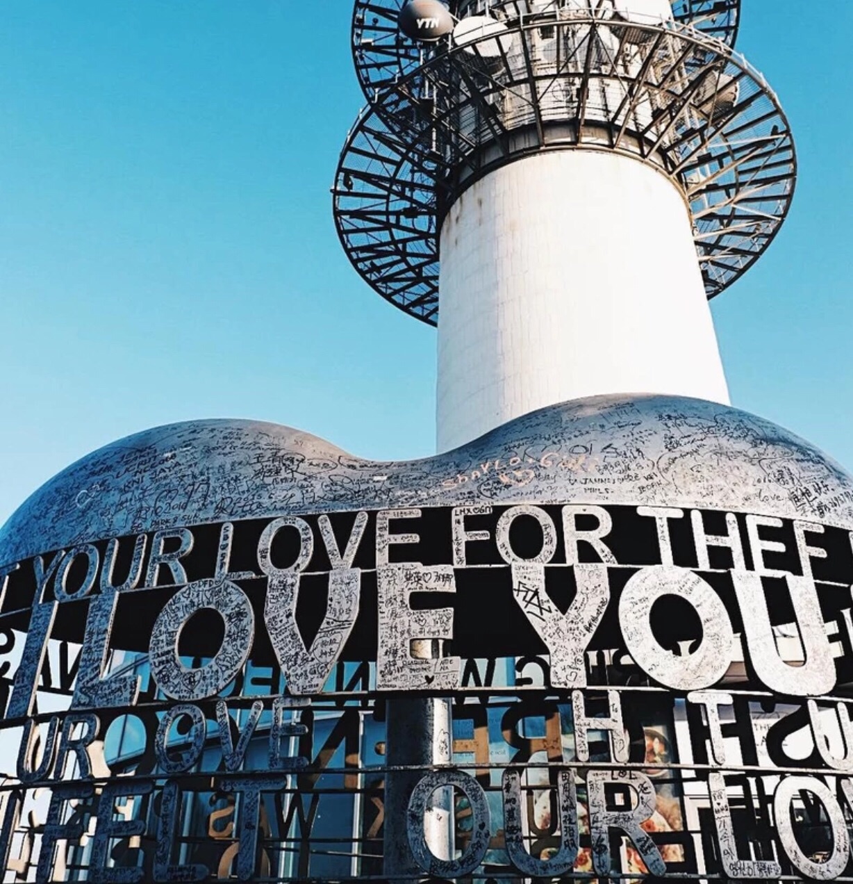 n首尔塔爱情锁墙