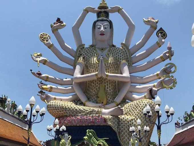 很不错的景点,可以和大佛寺一块过去,相距1公里,千手观音庙是泰国为数