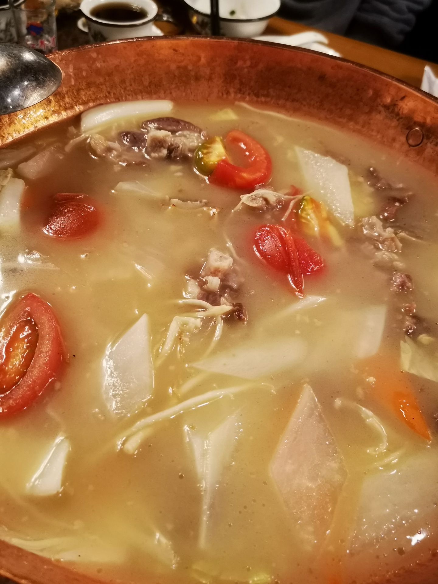 酥肉火锅喝荞麦酒这种花花纸伞悬挂着倒挂着通道上很美饭店进口就是像