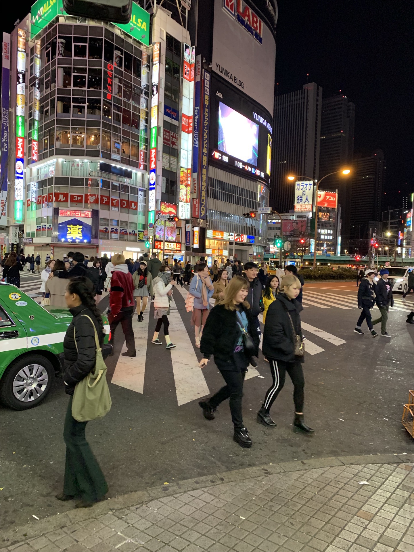 22shinjuku游玩攻略 夜晚的东京新宿人来人往非常热闹 去哪儿攻略