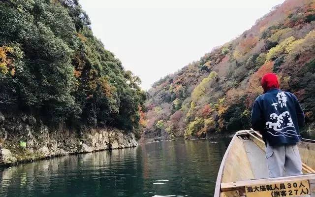 岚山保津峡游船看尽两岸层林浸染的风光 还可以仰视嵯峨小火车通过的身姿 京都游记攻略 携程攻略