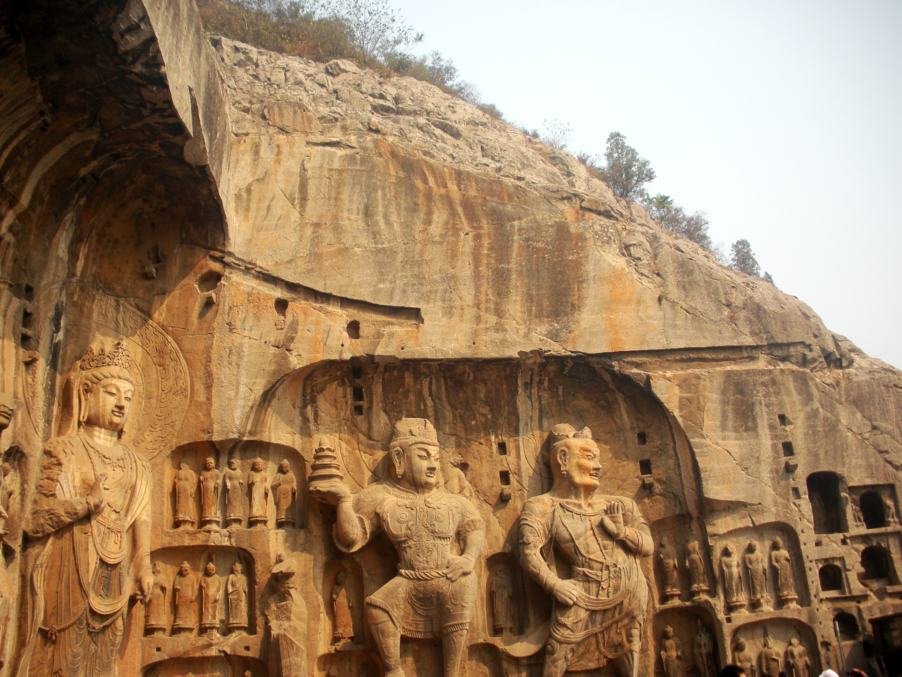 奉先寺,洛阳龙门石窟规模最大,艺术最为精湛的一组摩崖型佛龛,位于