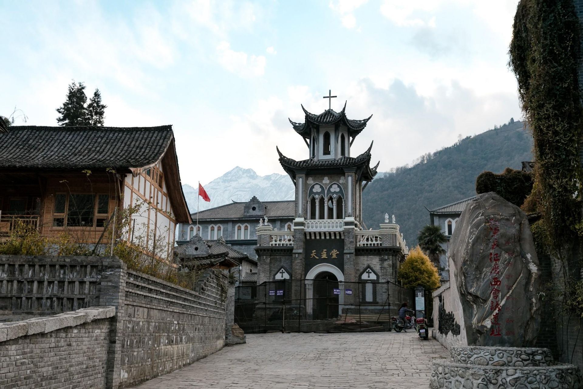 1935年红军长征路过此地,在教堂神甫楼内召开了"磨西会议". 2020