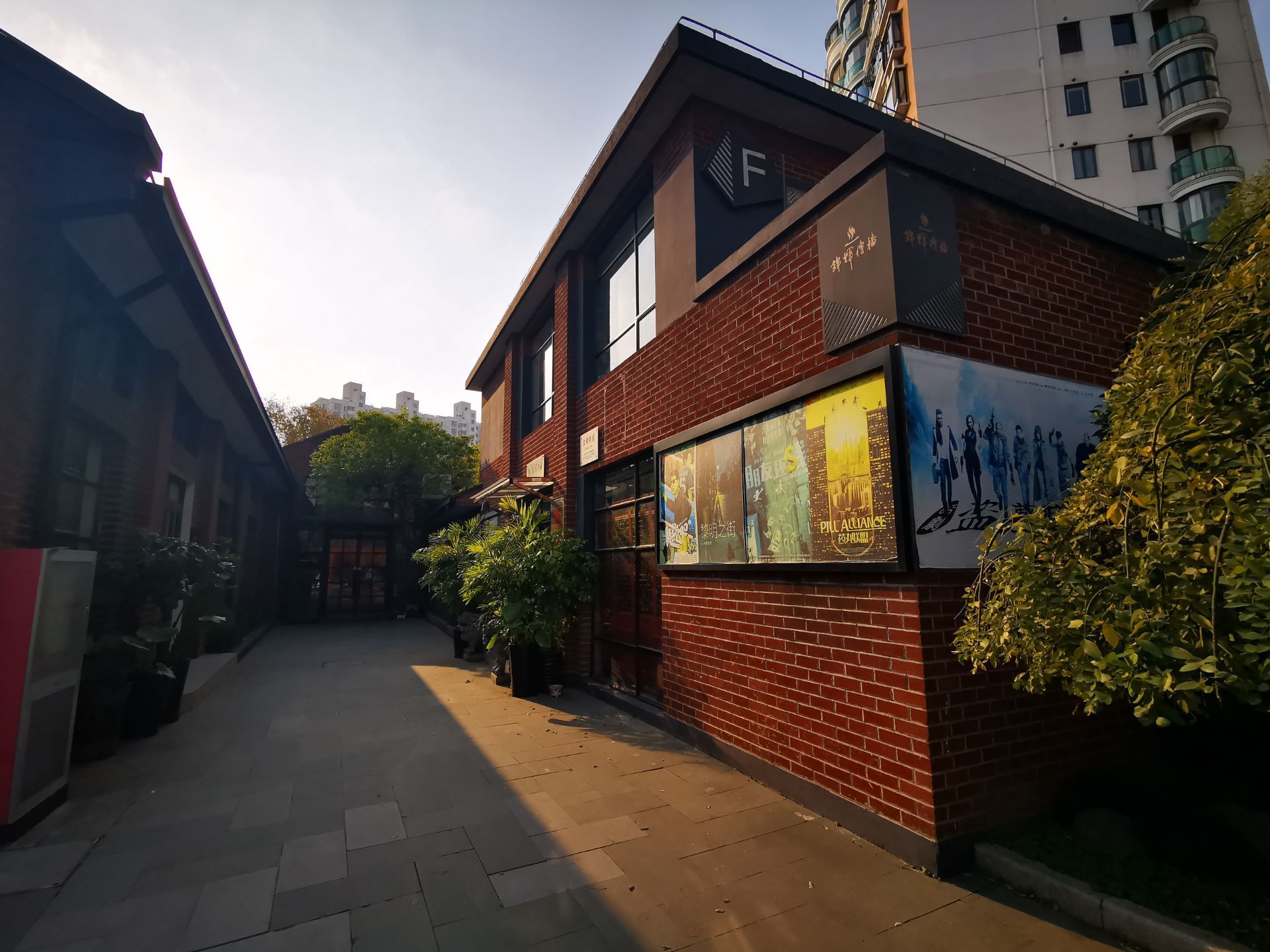 天山公园旁边的可当代艺术中心已经有很多年头了.