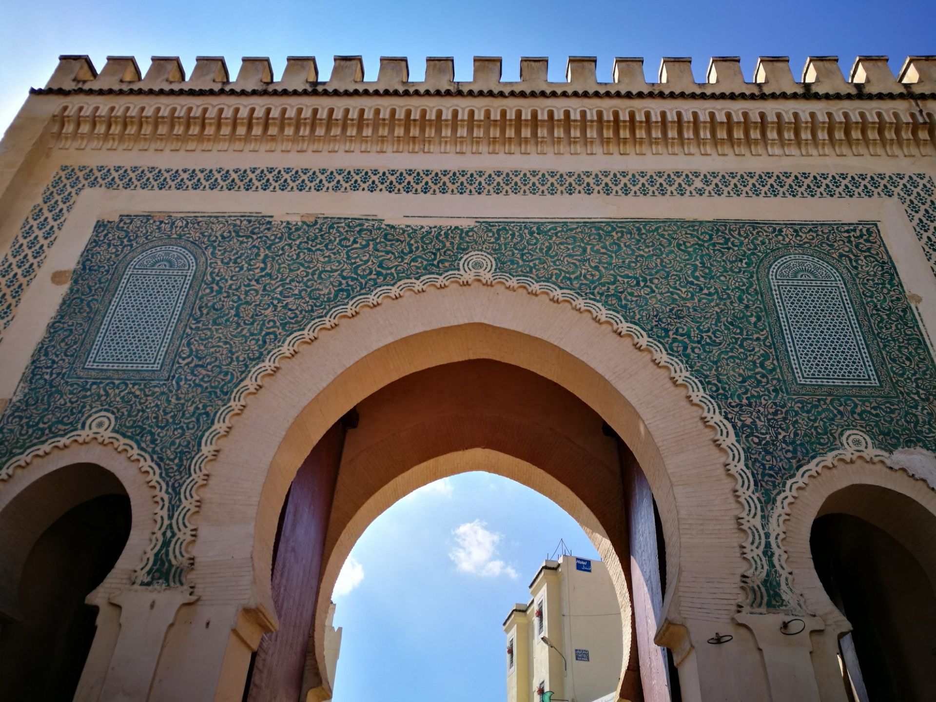 布日卢蓝门是整个非斯古城中的标志性建筑,在这座城门的正面的墙壁上