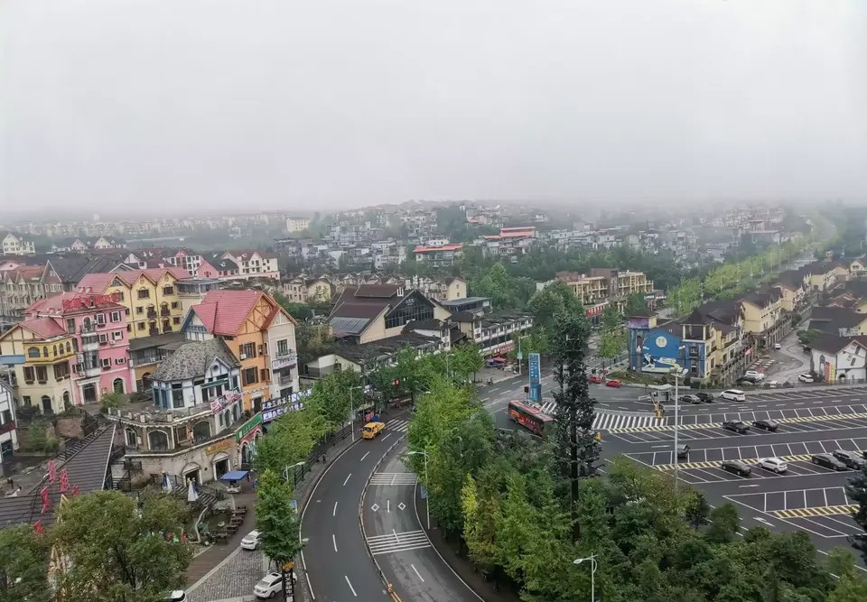 武隆仙女山镇这里仿佛是童话的世界欧式的建筑让人充满了幻想在银杏树