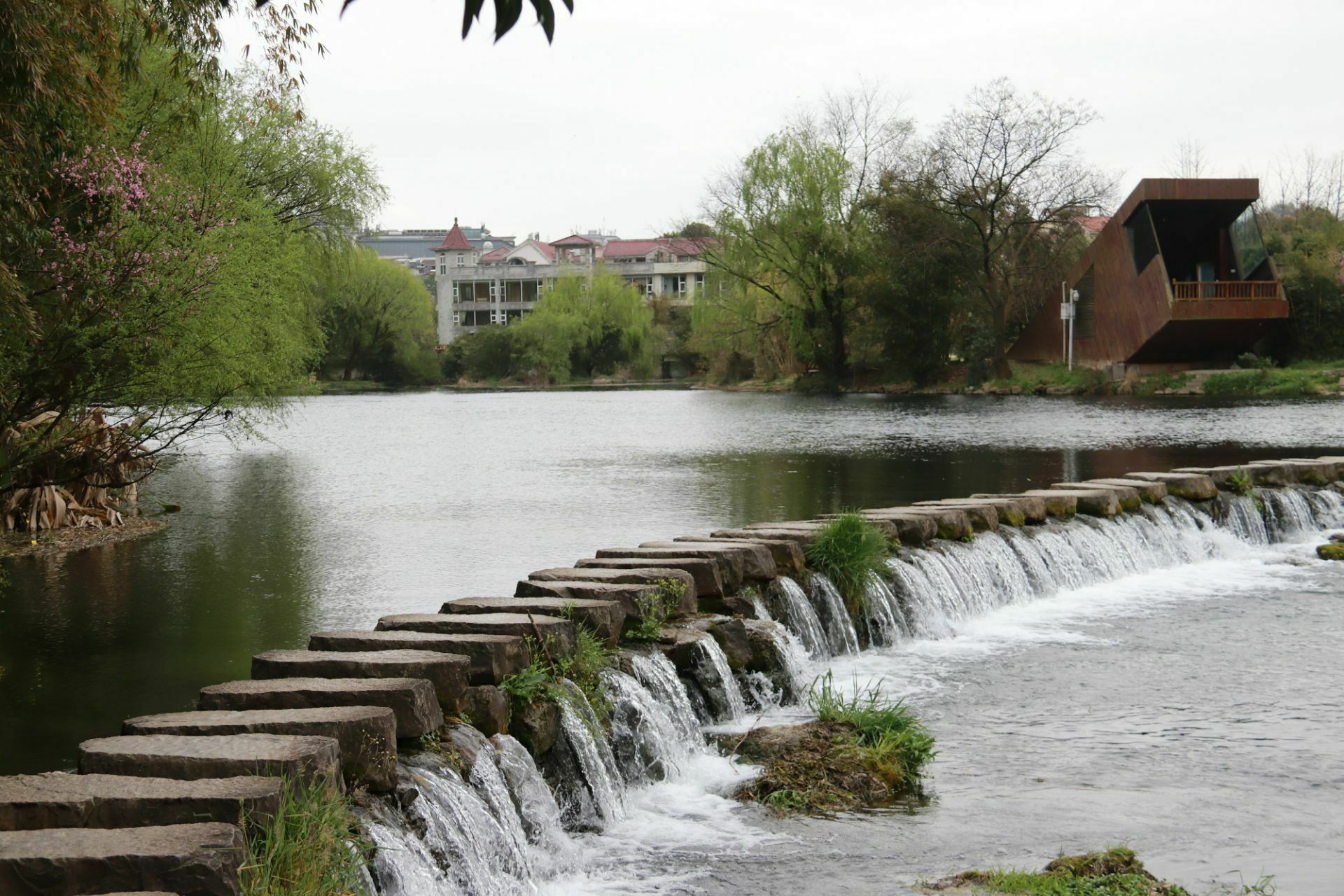 【携程攻略】贵阳百步桥景点,在很多人看来,百步桥只是湿地公园当中一