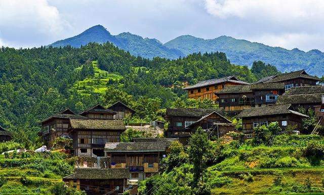 三宝侗寨位于榕江县车江乡坝区,包括车寨,恩荣堡,章鲁,寨头,英塘