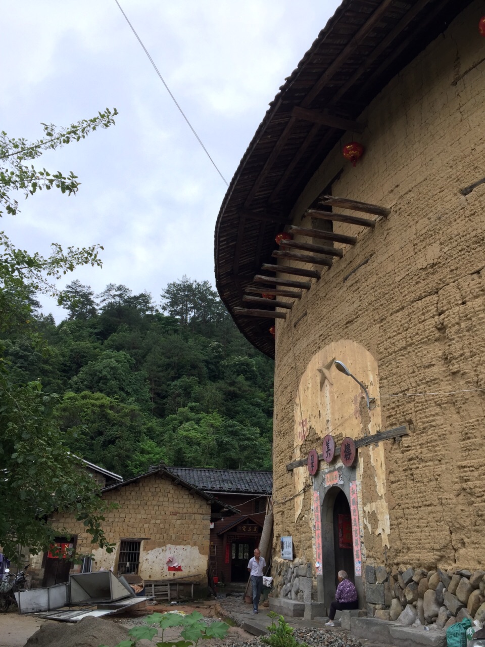 翠美楼位于云水谣景区,从怀远楼前往和贵楼的路上