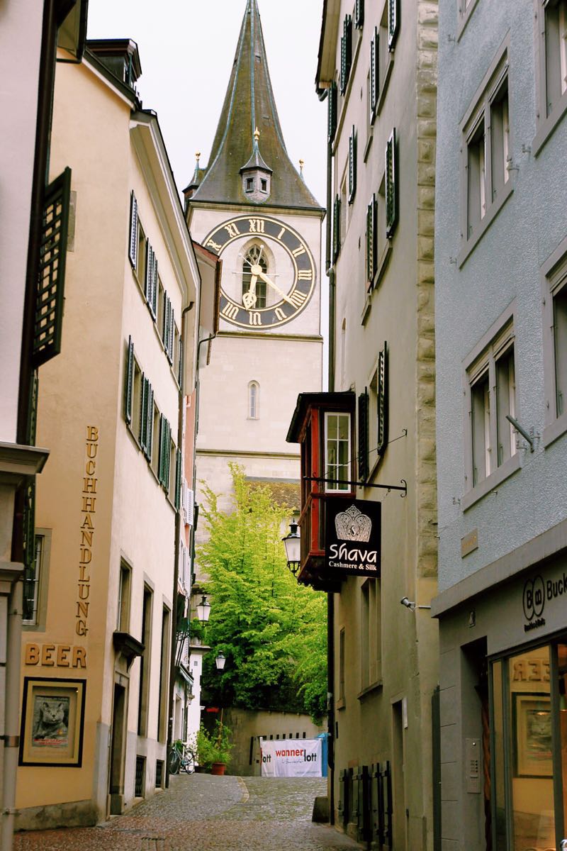 苏黎世必去之地奥古斯丁巷里的建筑都具有很长的历史建筑上均挂着瑞士