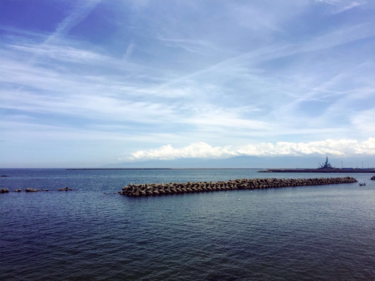 位于富山湾的雨晴海岸,从jr冰见线终点站下车花200日元租一辆脚踏车