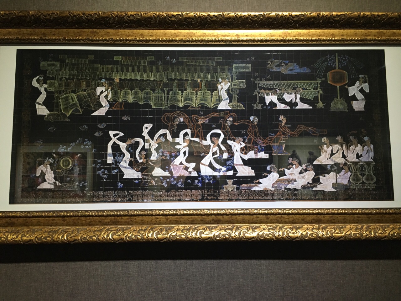 比如壁画《楚乐》,人物体态婀娜,衣袂飘飘,仿佛能听到编钟发出的古乐