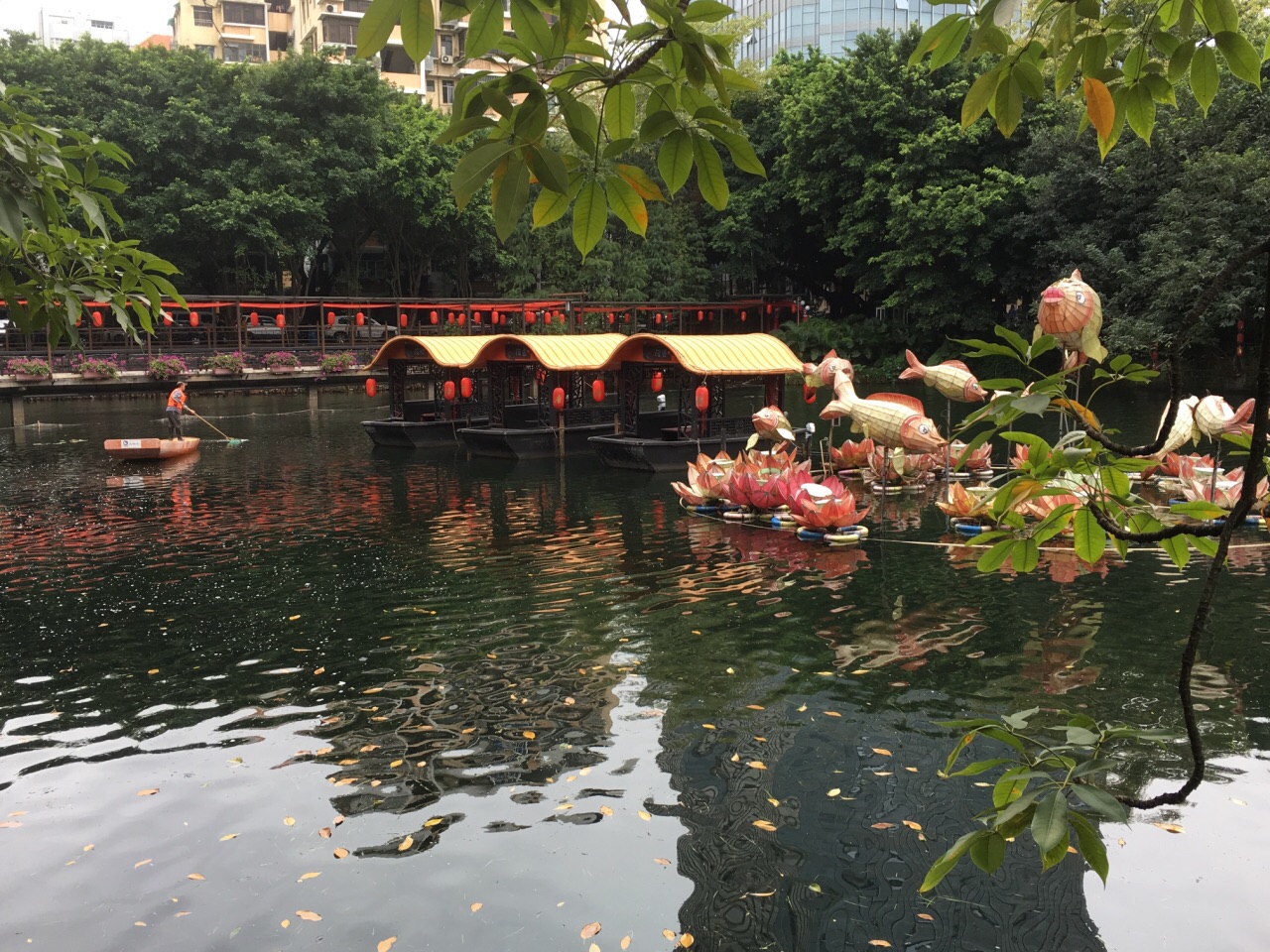 唐荔园酒家位于黄沙大道如意坊,在荔湾湖公园和荔枝湾涌旁边,酒家四