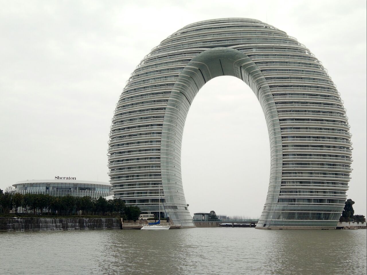 酒店造型别致,和周围的山,水融为一体,形成湖州太湖景区的标志性地标.