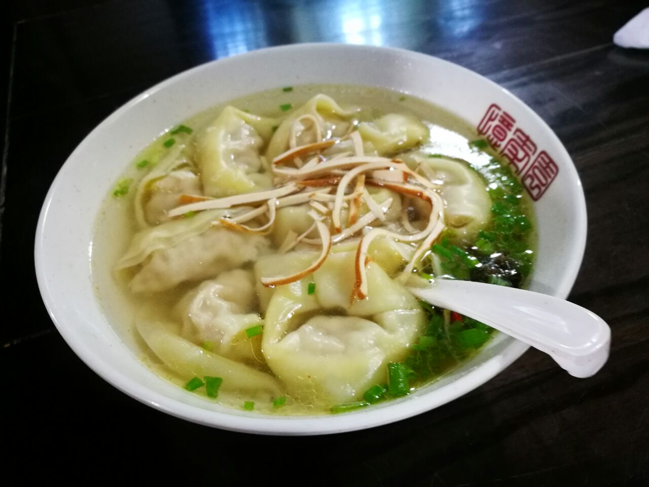 开洋馄饨和鱼肉小馄饨比小笼逊色些,陷料更多点精肉就好了