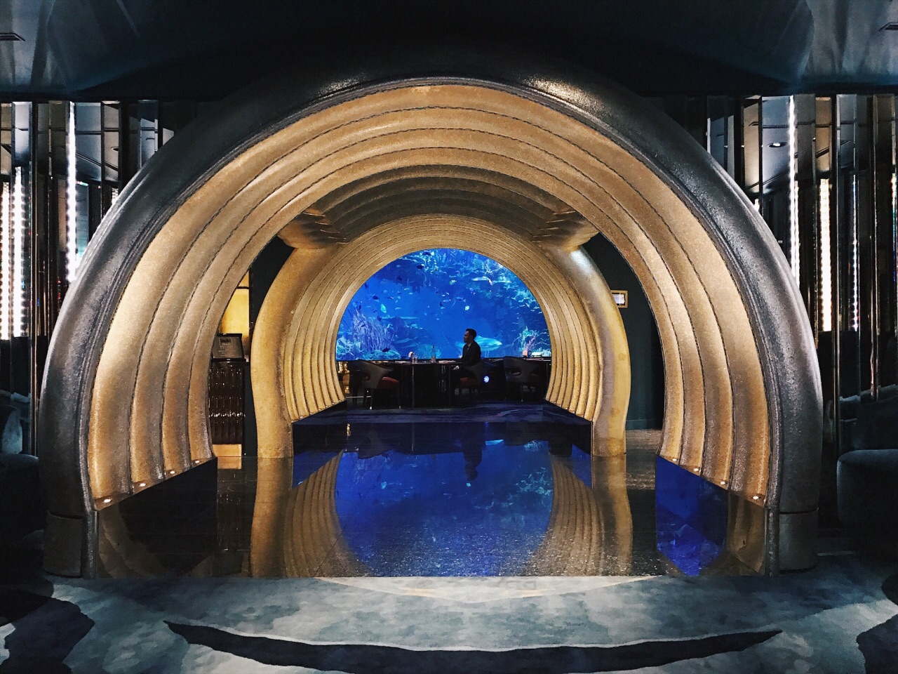 迪拜旅游〡七星帆船酒店海底用餐，仿佛置身大海享受美味佳肴 ＊ 阿波罗新闻网