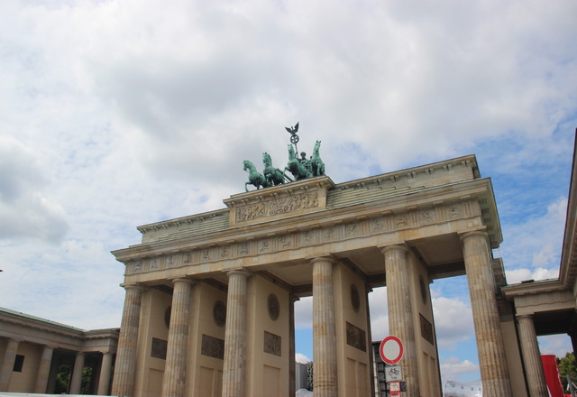 【携程攻略】柏林勃兰登堡门和巴黎广场景点,一道柏林城墙的的城门