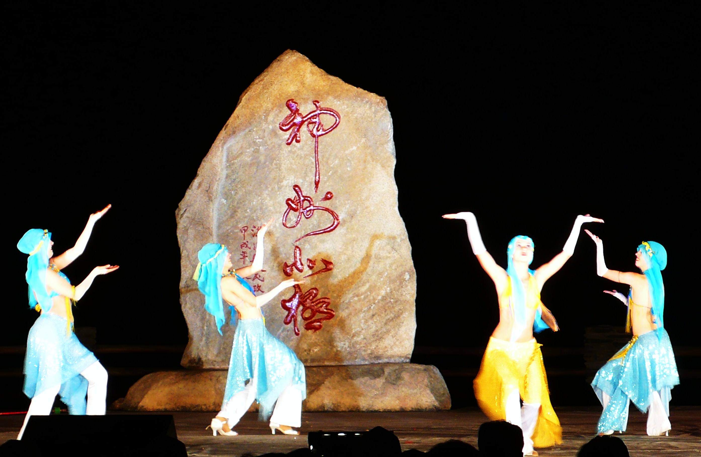 去漠河漠河夏至节的游客多么?订房间好订么?