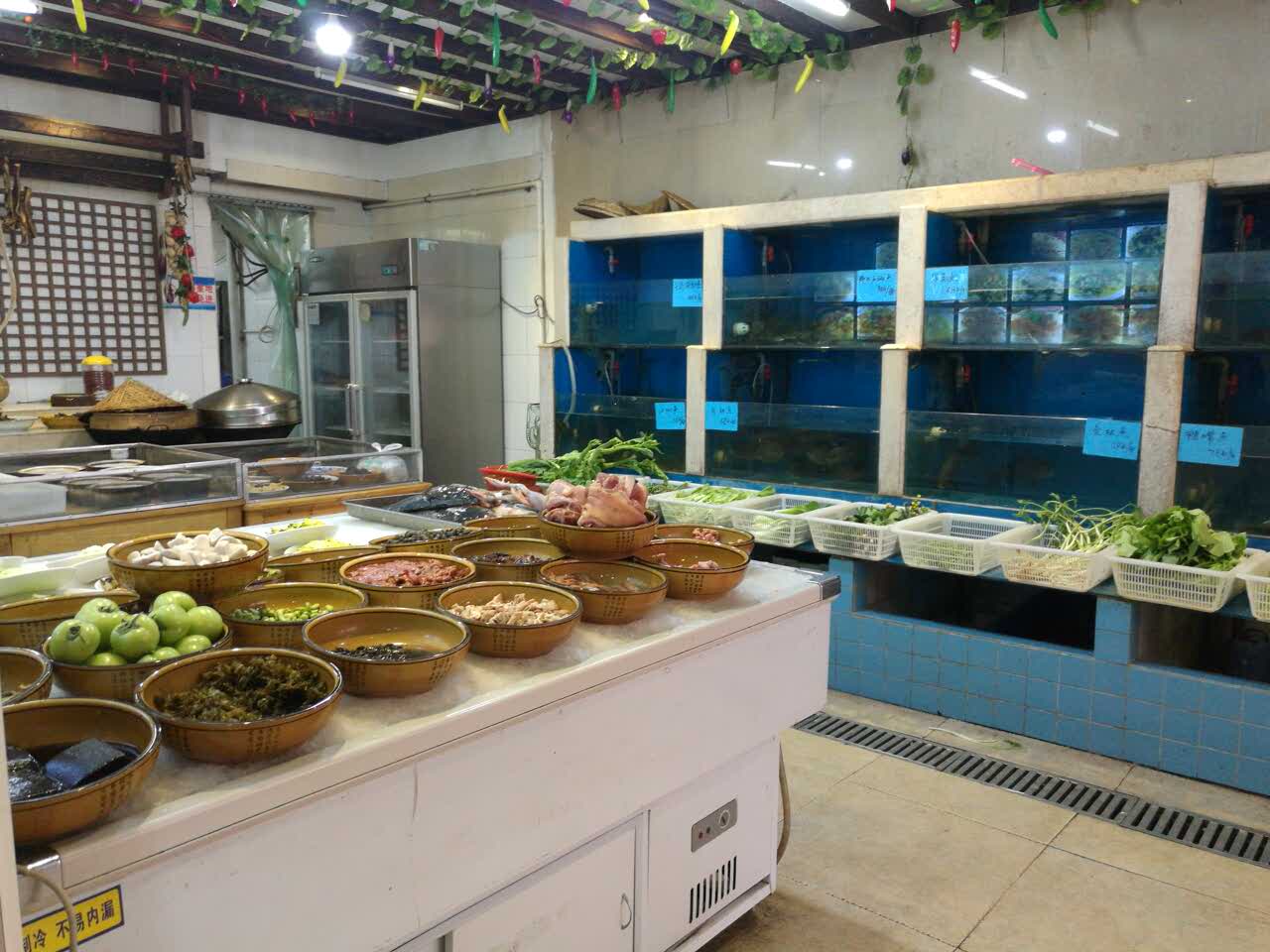 原汁原味的衢州味道,鱼烧的不错.店堂明亮干净,装修古朴.