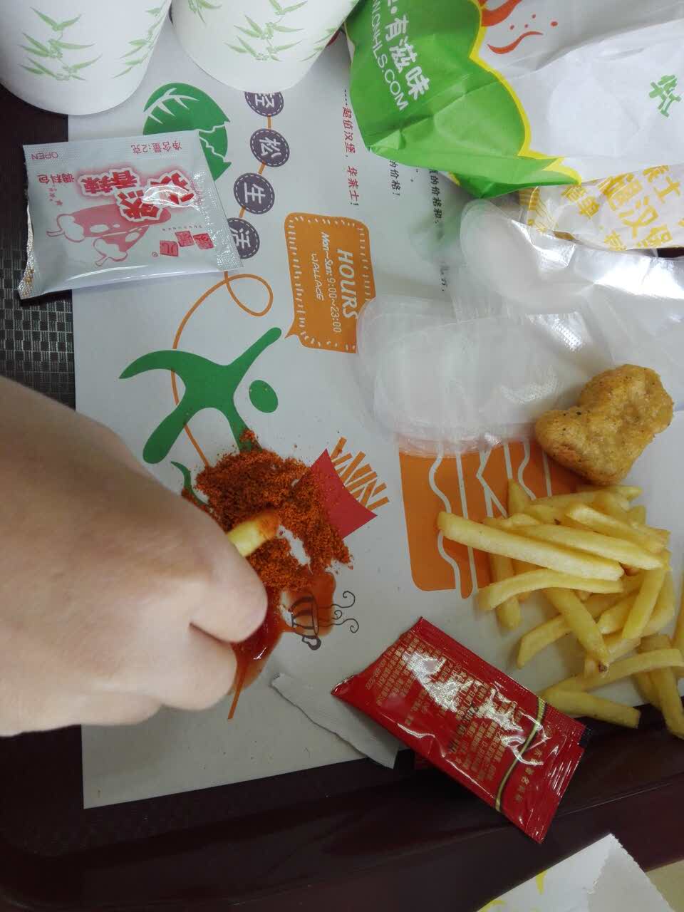 挺喜欢华莱士的,小孩子特喜欢,点了个全家桶