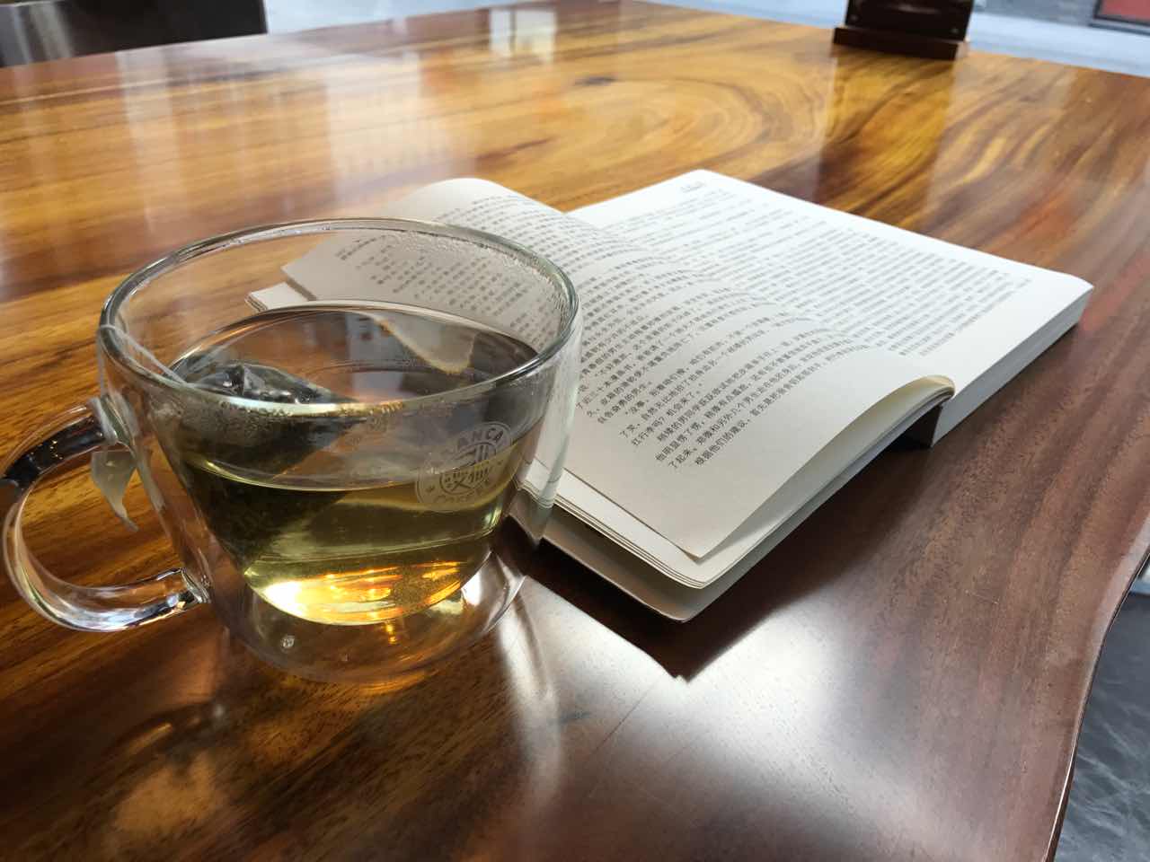 一杯茶水一本书的图片图片