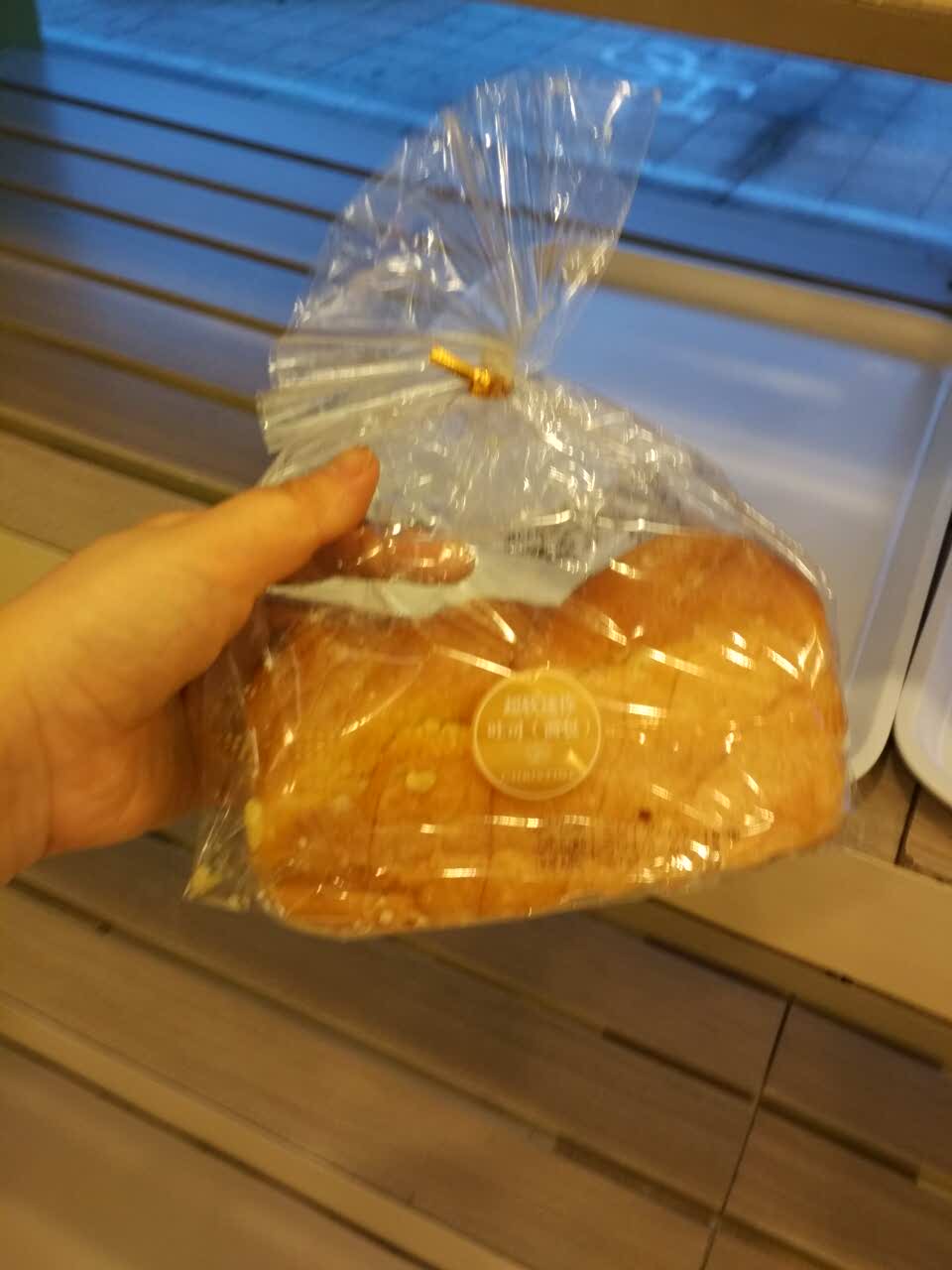 超软迷你吐司,中间夹了细细的红豆沙,面包一口咬上去爽滑细腻,红豆沙