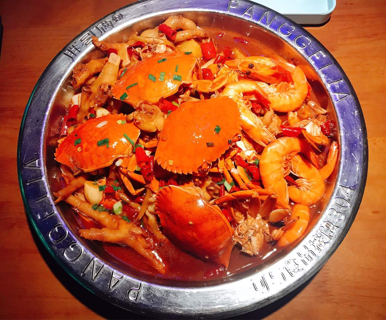 不错,份量大,俩人小煲都没吃完,味道好,环境好,就是人太多,排了1个