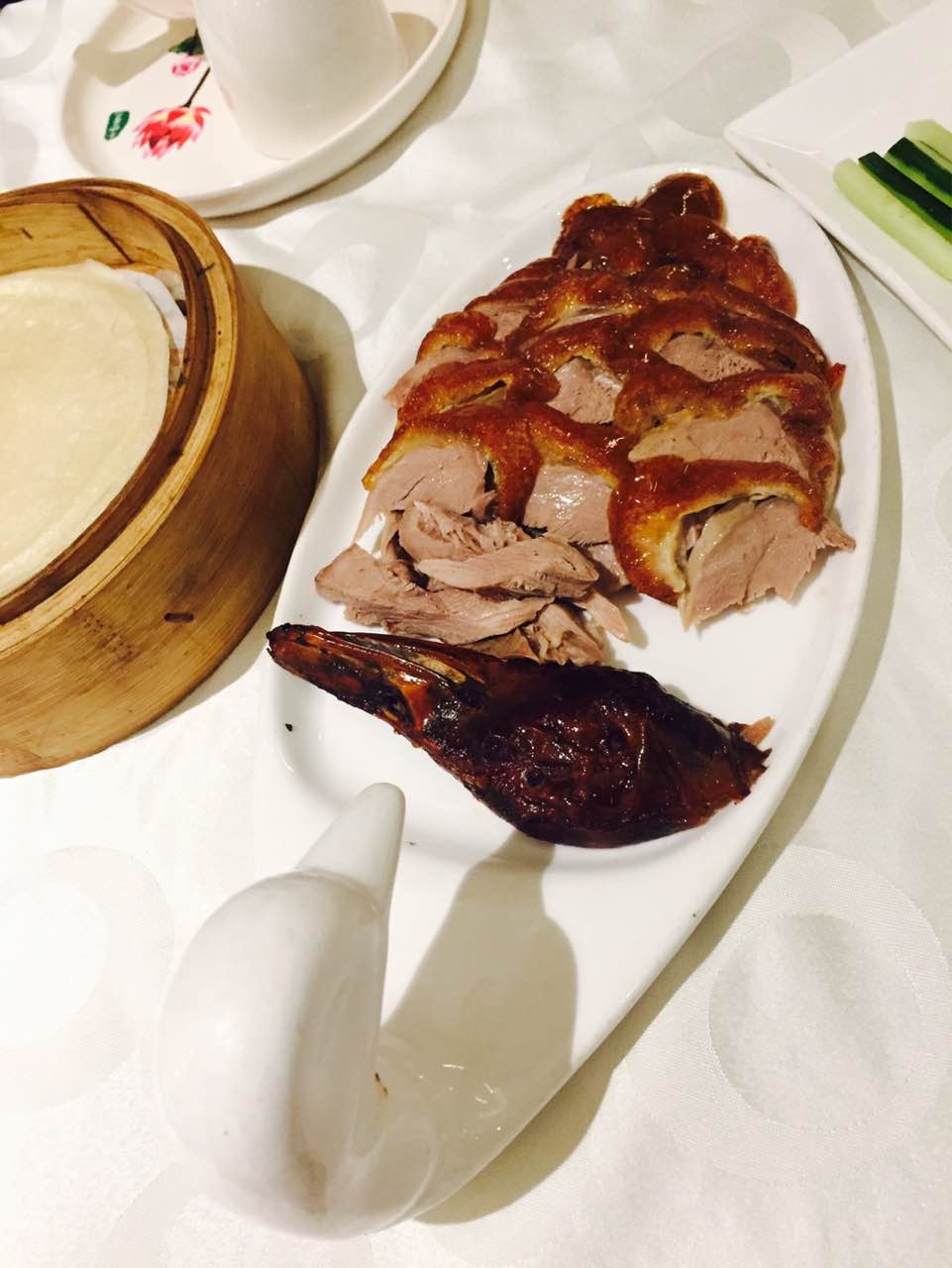 这家的烤鸭真的很好吃!去的时候,避开了高峰期,但是还是有好多人!