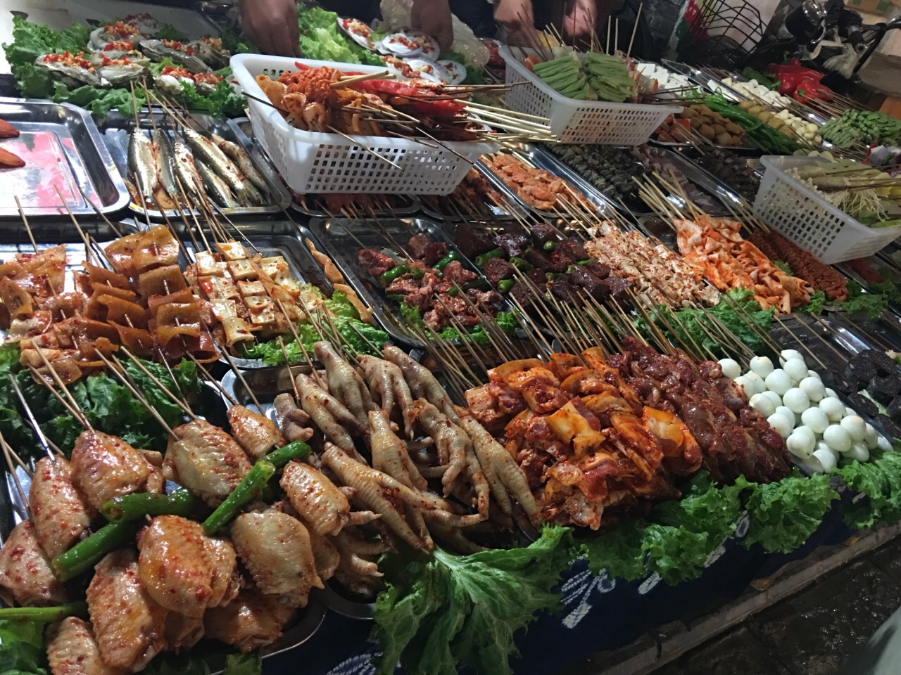 生意很好的,东西也很多有荤有素,没吃烤鱼,就点了点串串,鸡翅牛肉鱿鱼