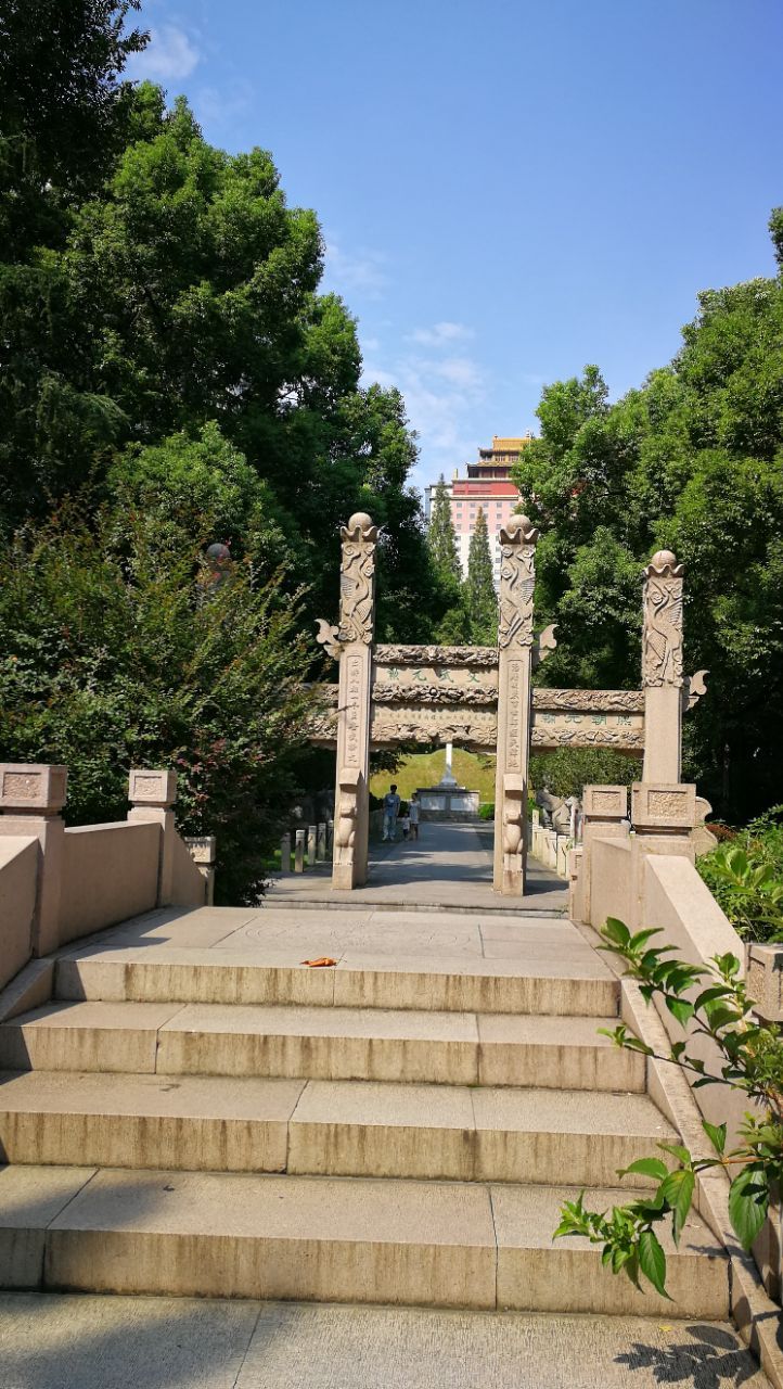 徐光啟家族的墓園,也在光啟公園內,只是沒想到有這麼大,平時沿馬路