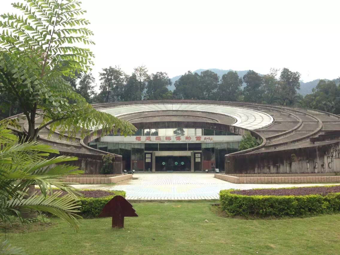 在鼓山上随处可见名人古迹怪石嶙峋从山麓廨院登鼓山有三条途径一