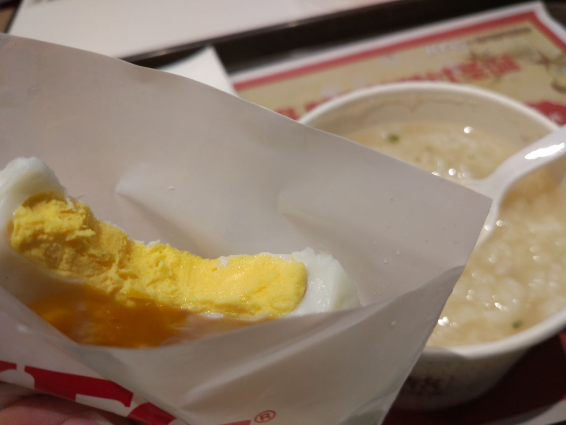 环境摆设都很不错服务员态度很热情也挺不错的点了冬菇滑鸡粥和太阳蛋