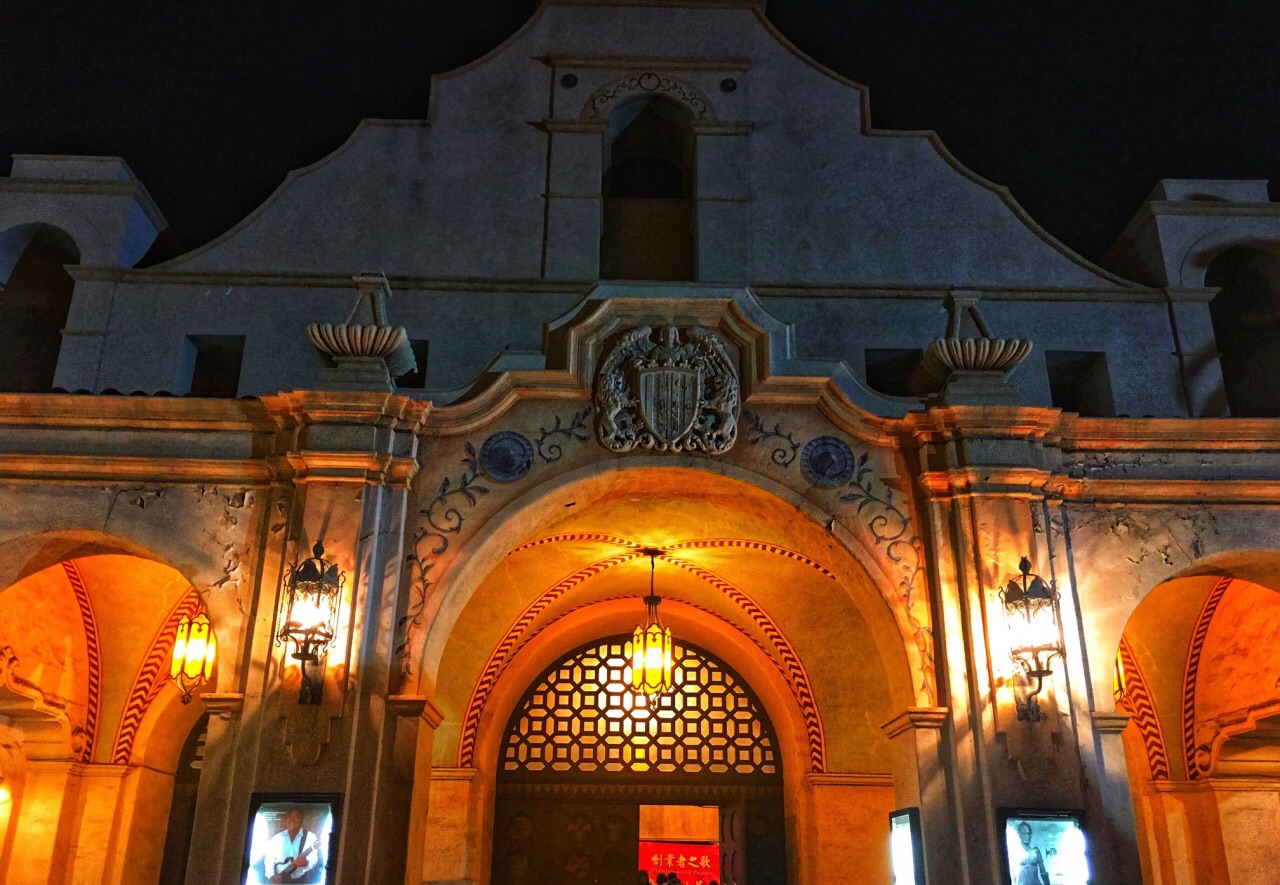 洛杉矶的圣盖博大剧院,特别具有中古风格,穿上花间游在里面照一张相