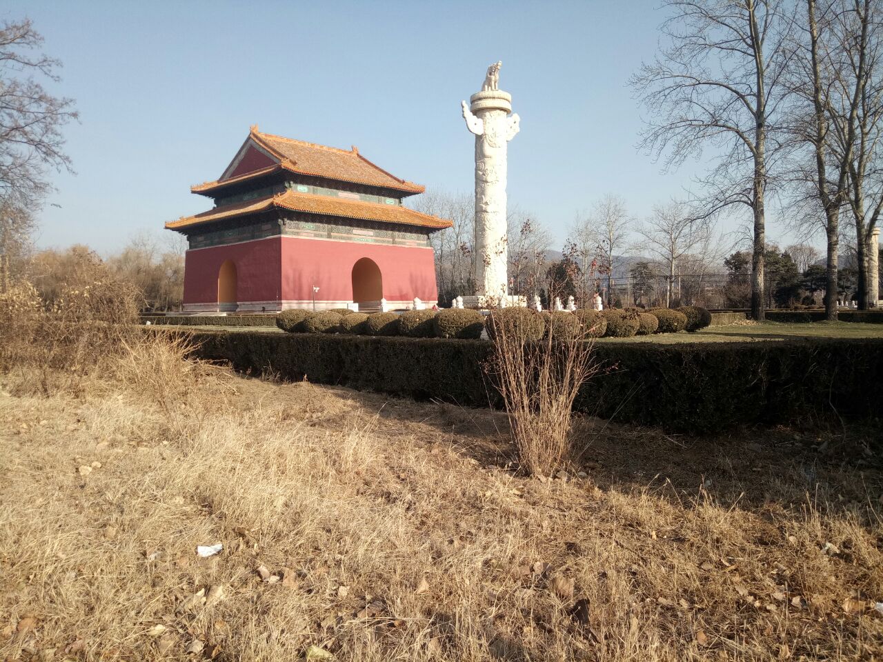 从定陵返回时才经过神路,神路上设置的石牌坊,大红