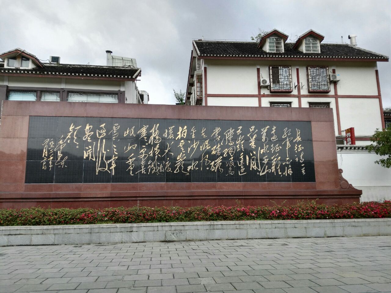 人的付出和牺牲,我们才能过上这么幸福的生活所以如果去遵义游玩的话