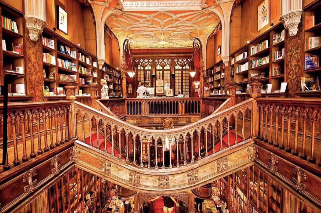 莱罗书店这里是网评全球十大最美书店之一但最让它出名的原因是j