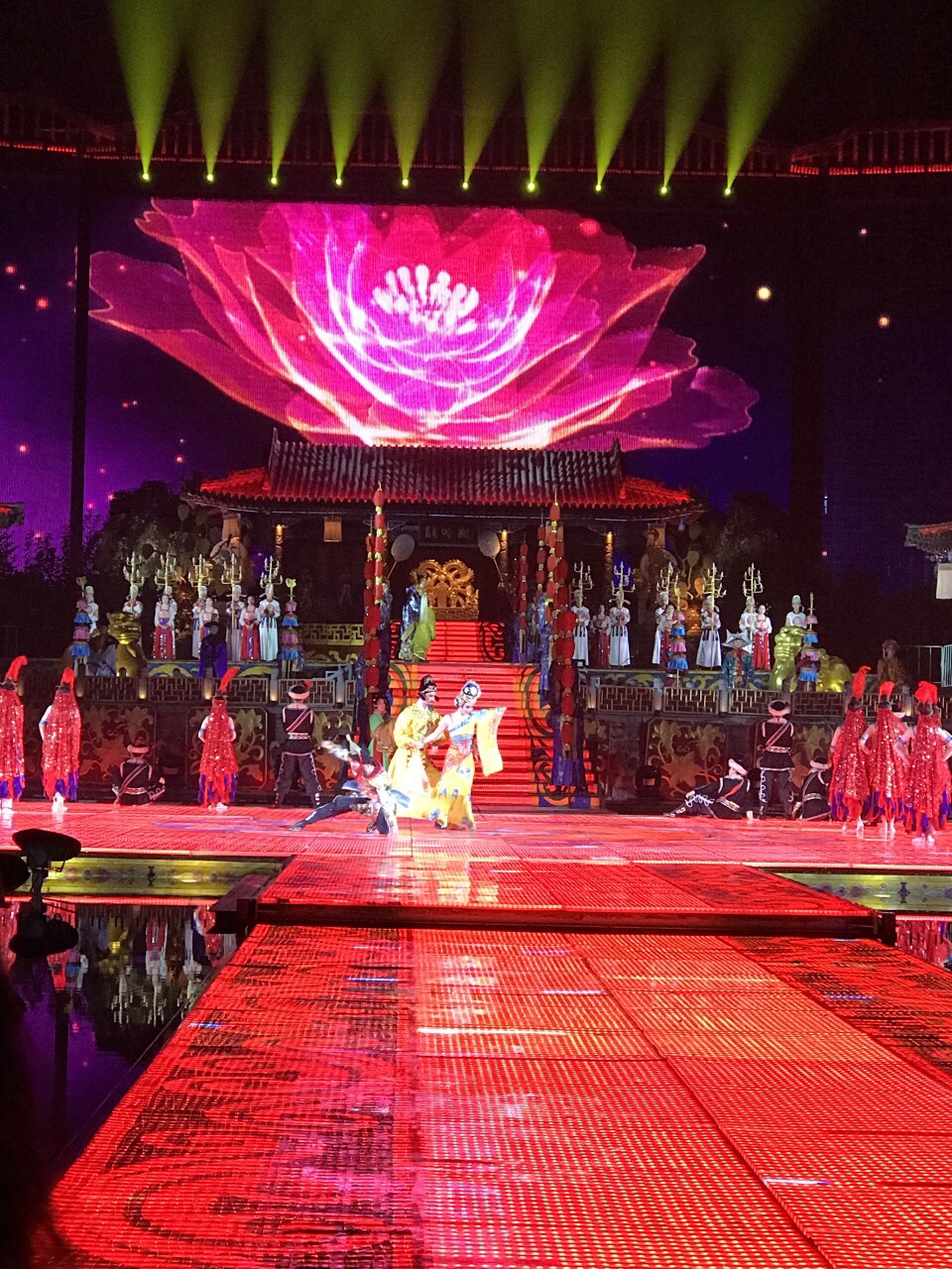 场面震撼人!故事感动人,舞美陶冶人!