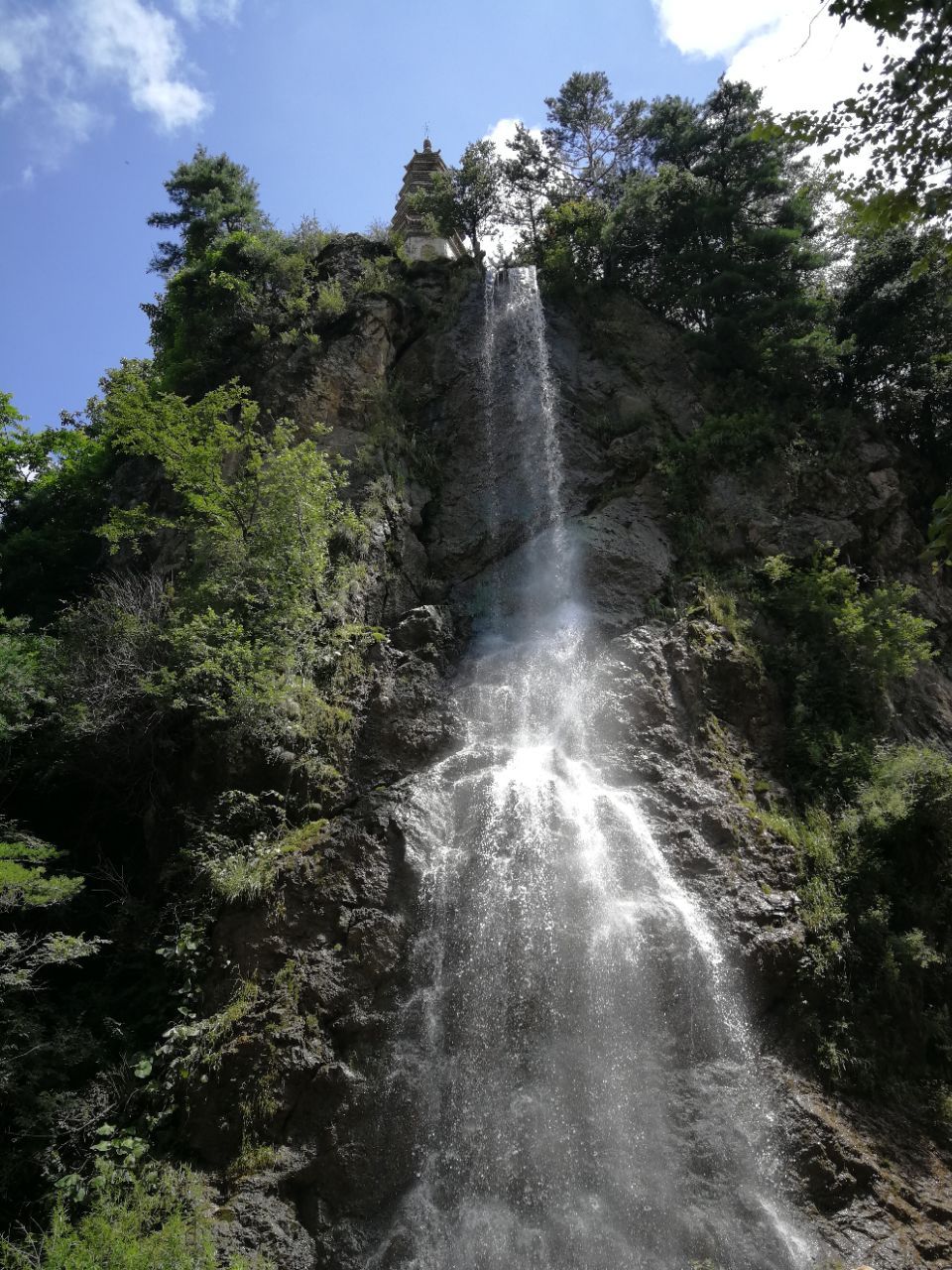 麦积山植物园瀑布图片