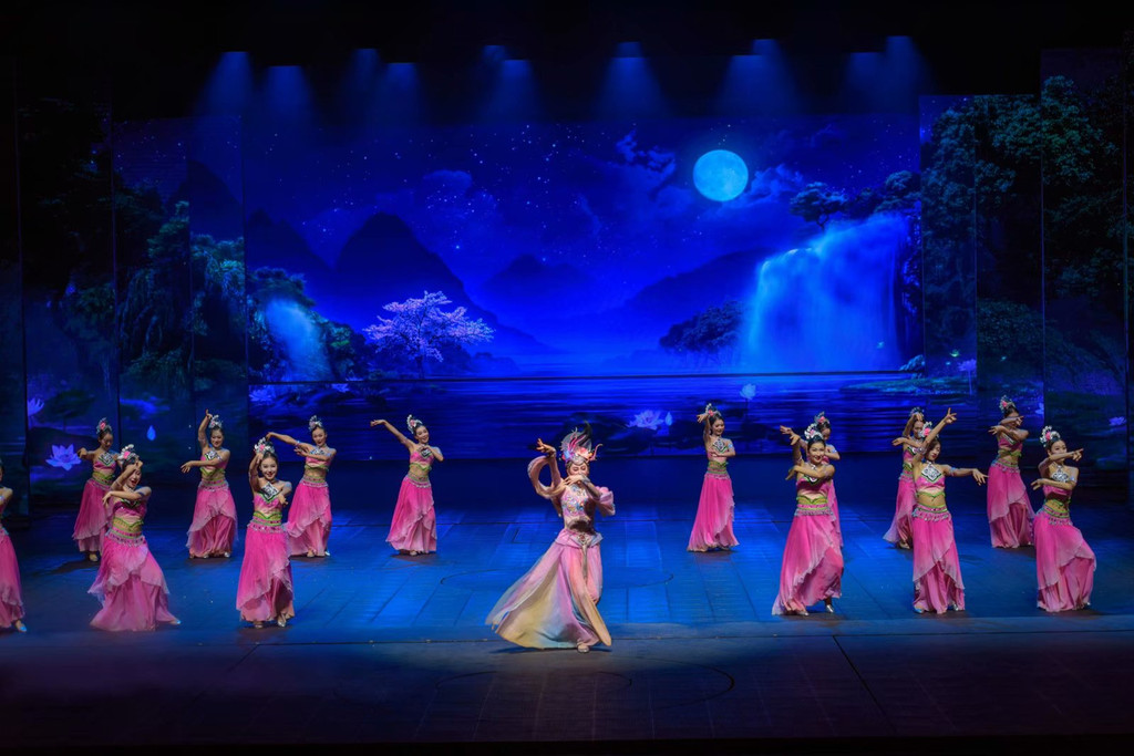 第二场：《大地飞歌》桂林是个多民族聚居的地区，壮族、瑶族、侗族、苗族、彝族等少数民族在这里和睦相处，流传下许多优美的舞蹈、动听的歌谣。