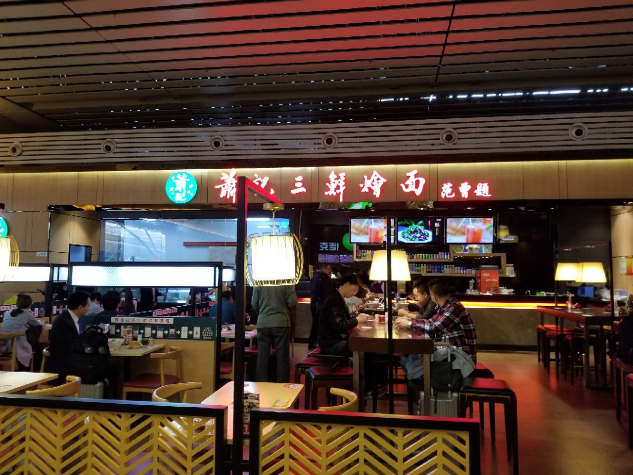 郑州萧记三鲜烩面在河南是家非常有名的烩面饭店门面是范曾题词做的