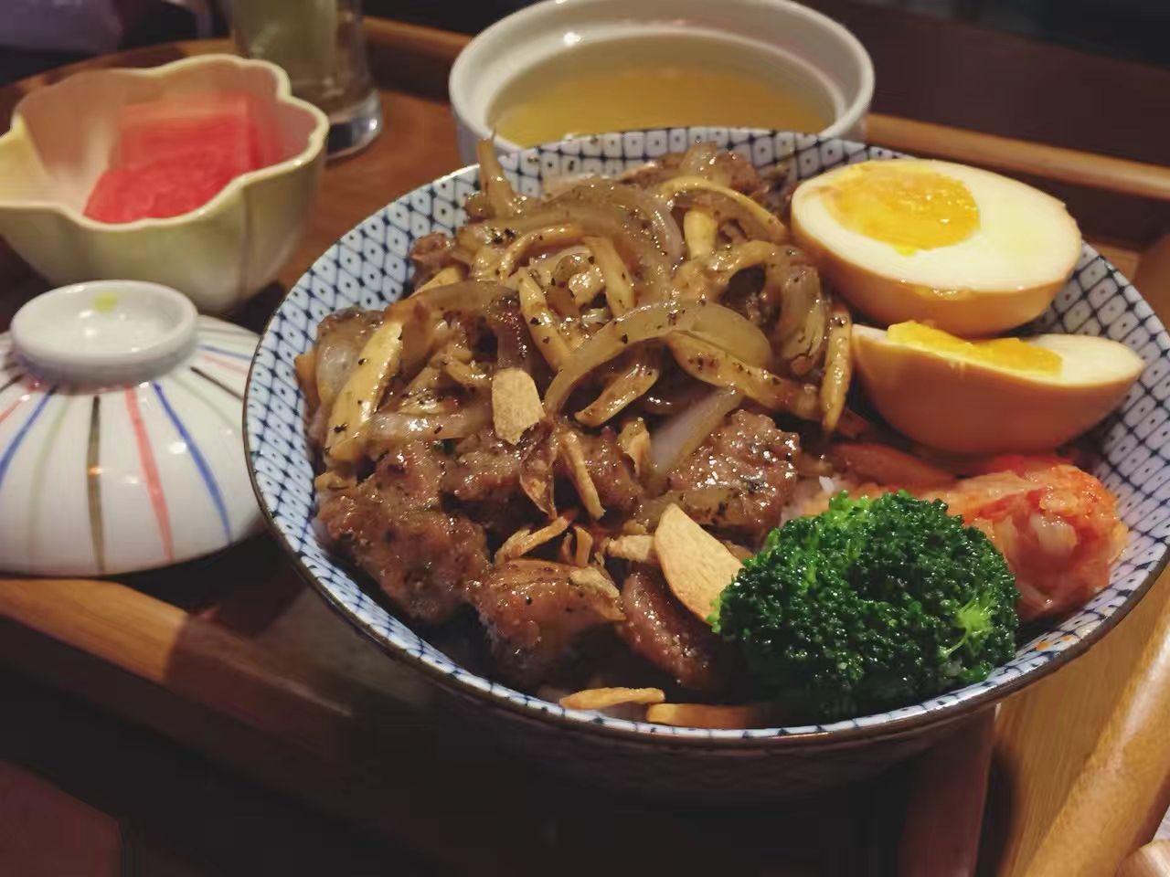 一个人来丼魂,各种日式定食满足你的味蕾,尽情享受一人食的美好